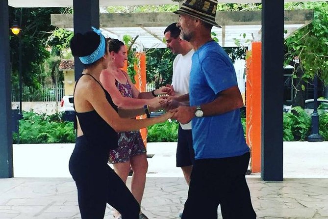 Beginner to Advanced Salsa Dance Class in San Juan, PR - Dancing solo, as a couple, or with a family group