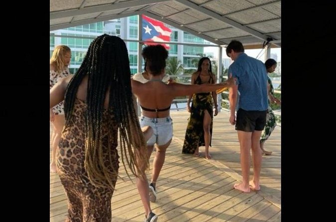 Learn Salsa in San Juan - Vivid beginner lesson - Who will enjoy this most?