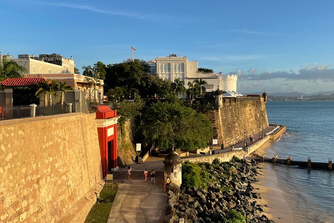 Old San Juan and El Morro Castle Walking Tour - La Casa Estrecha and the fun of a tiny landmark